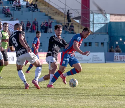 Jogadores de Figueirense e Marcílio Dias em campo, ilustrando a disputa e o cenário atual do futebol catarinense.