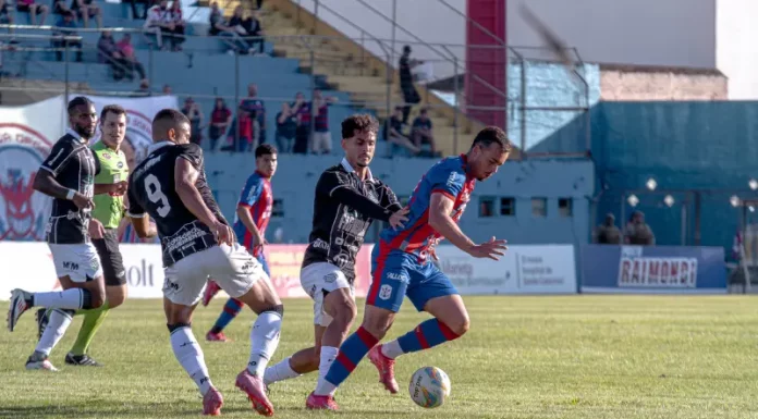 Jogadores de Figueirense e Marcílio Dias em campo, ilustrando a disputa e o cenário atual do futebol catarinense.