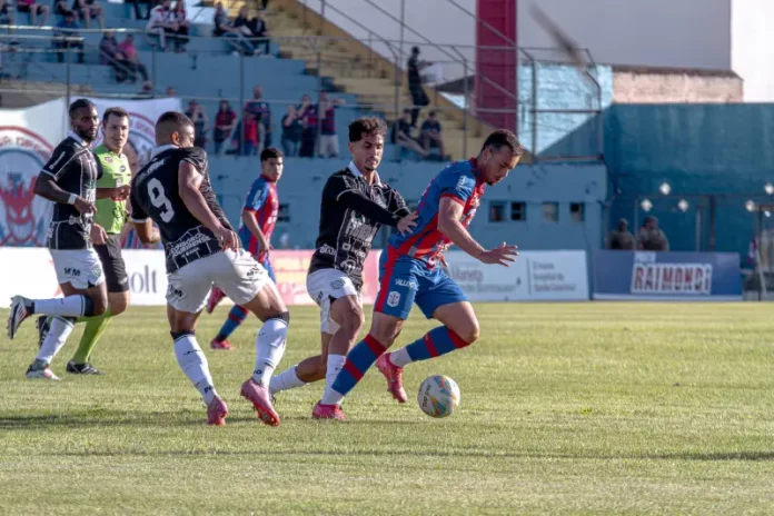 Marcilio Dias e Figueirense Jogadores de Figueirense e Marcílio Dias em campo, ilustrando a disputa e o cenário atual do futebol catarinense.