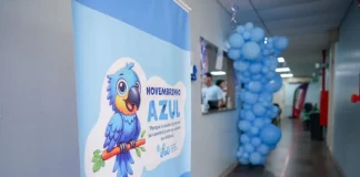 Banner do Novembrinho Azul exposto no corredor do HIJG para identificar e orientar o público sobre a ação de urologia pediátrica realizada durante o evento.