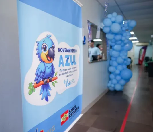 Novembrinho Azul: Hospital Infantil Joana de Gusmão faz 250 atendimentos em ação de urologia Banner do Novembrinho Azul exposto no corredor do HIJG para identificar e orientar o público sobre a ação de urologia pediátrica realizada durante o evento.