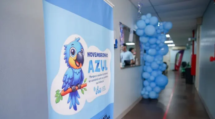 Novembrinho Azul: Hospital Infantil Joana de Gusmão faz 250 atendimentos em ação de urologia Banner do Novembrinho Azul exposto no corredor do HIJG para identificar e orientar o público sobre a ação de urologia pediátrica realizada durante o evento.