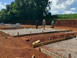 Com obras em andamento, programa Casa Catarina já alcança 75% dos municípios de Santa Catarina Trabalhadores atuam na preparação do terreno para a construção das moradias em Caibi, ilustrando o avanço do programa Casa Catarina