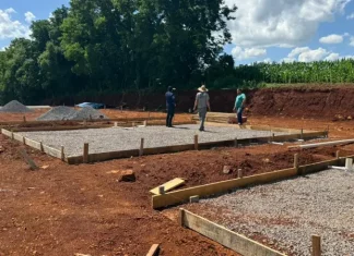 Trabalhadores atuam na preparação do terreno para a construção das moradias em Caibi, ilustrando o avanço do programa Casa Catarina