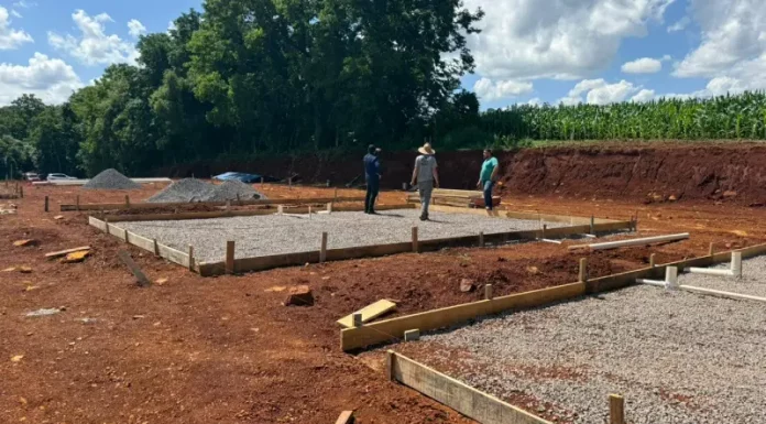 Trabalhadores atuam na preparação do terreno para a construção das moradias em Caibi, ilustrando o avanço do programa Casa Catarina