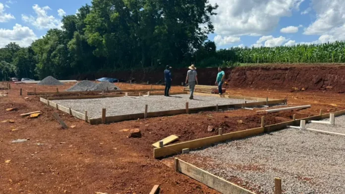 Trabalhadores atuam na preparação do terreno para a construção das moradias em Caibi, ilustrando o avanço do programa Casa Catarina