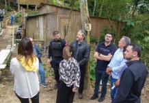 Prefeitura de São José e Ministério Público vistoriam áreas de invasão no Morro da Boa Vista Agentes da Prefeitura de São José e do Ministério Público realizam fiscalização conjunta para identificar construções irregulares no Morro da Boa Vista.