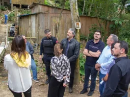 Agentes da Prefeitura de São José e do Ministério Público realizam fiscalização conjunta para identificar construções irregulares no Morro da Boa Vista.