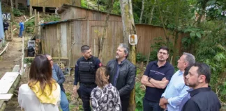 Agentes da Prefeitura de São José e do Ministério Público realizam fiscalização conjunta para identificar construções irregulares no Morro da Boa Vista.