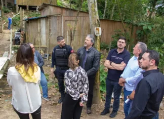Agentes da Prefeitura de São José e do Ministério Público realizam fiscalização conjunta para identificar construções irregulares no Morro da Boa Vista.