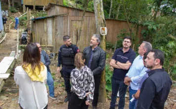 Agentes da Prefeitura de São José e do Ministério Público realizam fiscalização conjunta para identificar construções irregulares no Morro da Boa Vista.