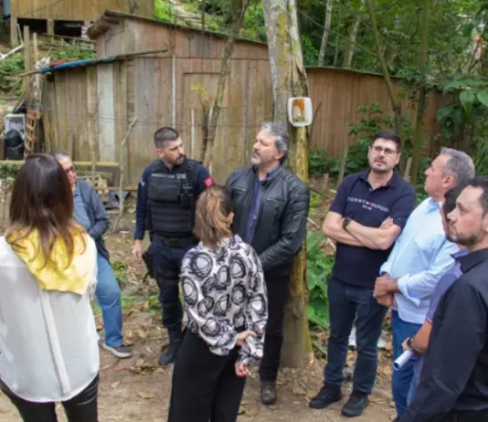 Agentes da Prefeitura de São José e do Ministério Público realizam fiscalização conjunta para identificar construções irregulares no Morro da Boa Vista.