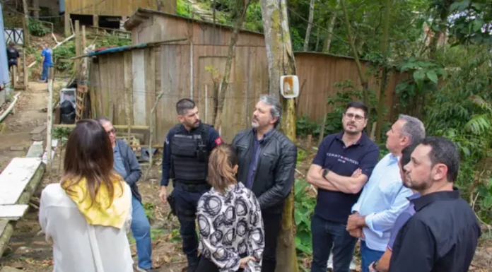 Agentes da Prefeitura de São José e do Ministério Público realizam fiscalização conjunta para identificar construções irregulares no Morro da Boa Vista.