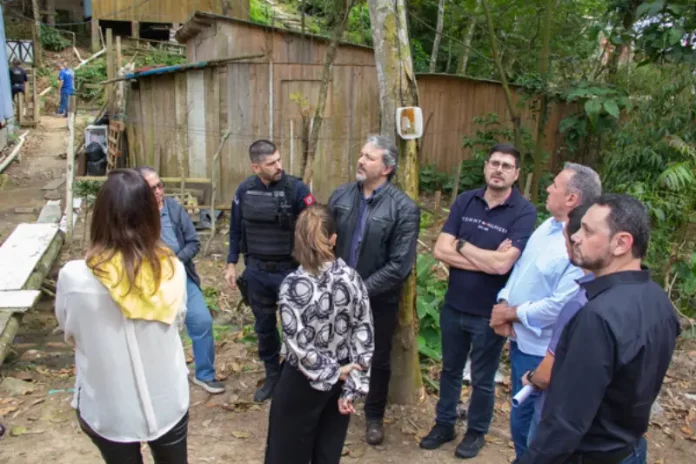 Agentes da Prefeitura de São José e do Ministério Público realizam fiscalização conjunta para identificar construções irregulares no Morro da Boa Vista.