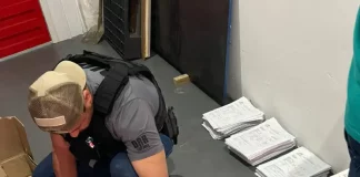 Agentes da Polícia Civil revisam documentos relacionados a investigação de fraudes em processos de transferência de veículos na Ciretran de São José.