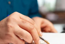 Pessoa preenche formulário de inscrição, representando a abertura de processos seletivos pela Prefeitura de Biguaçu.