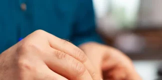 Pessoa preenche formulário de inscrição, representando a abertura de processos seletivos pela Prefeitura de Biguaçu.