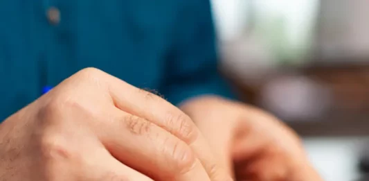 Pessoa preenche formulário de inscrição, representando a abertura de processos seletivos pela Prefeitura de Biguaçu.