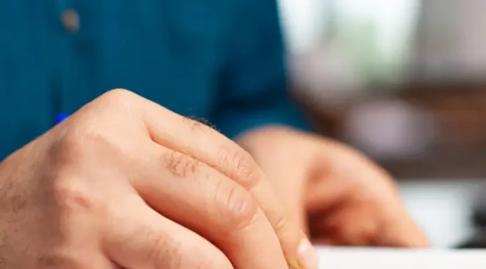 Prefeitura de Biguaçu abre processos seletivos para diversas áreas Pessoa preenche formulário de inscrição, representando a abertura de processos seletivos pela Prefeitura de Biguaçu.