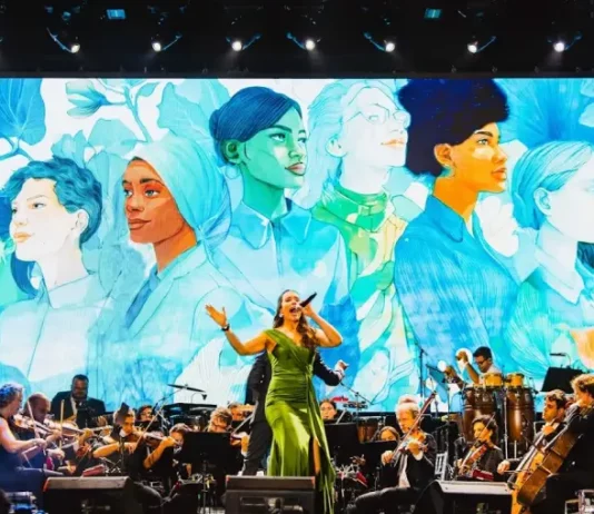 Camerata Florianópolis em apresentação no Teatro Pedro Ivo, ilustrando a retomada das atividades culturais após a revitalização do espaço.