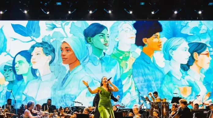 Camerata Florianópolis em apresentação no Teatro Pedro Ivo, ilustrando a retomada das atividades culturais após a revitalização do espaço.