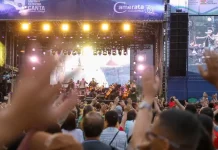 Reconhecimento facial vai reforçar a segurança na final do Festival Santa Catarina Canta em Florianópolis Público acompanha show musical no palco principal do Festival Santa Catarina Canta em Florianópolis, representando o clima de celebração e integração cultural do evento.