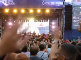 Público acompanha show musical no palco principal do Festival Santa Catarina Canta em Florianópolis, representando o clima de celebração e integração cultural do evento.
