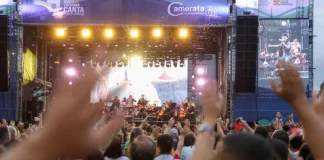 Público acompanha show musical no palco principal do Festival Santa Catarina Canta em Florianópolis, representando o clima de celebração e integração cultural do evento.