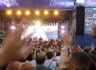 Público acompanha show musical no palco principal do Festival Santa Catarina Canta em Florianópolis, representando o clima de celebração e integração cultural do evento.