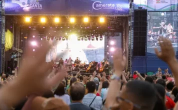 Público acompanha show musical no palco principal do Festival Santa Catarina Canta em Florianópolis, representando o clima de celebração e integração cultural do evento.