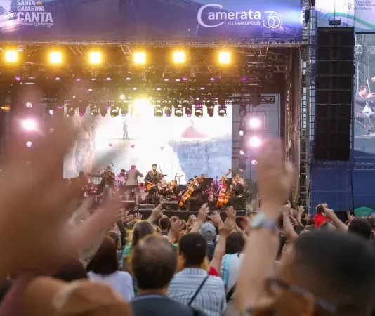 Reconhecimento facial vai reforçar a segurança na final do Festival Santa Catarina Canta em Florianópolis Público acompanha show musical no palco principal do Festival Santa Catarina Canta em Florianópolis, representando o clima de celebração e integração cultural do evento.