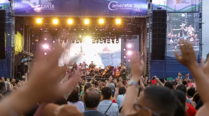 Reconhecimento facial vai reforçar a segurança na final do Festival Santa Catarina Canta em Florianópolis Público acompanha show musical no palco principal do Festival Santa Catarina Canta em Florianópolis, representando o clima de celebração e integração cultural do evento.