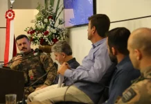 Câmara de São José discute ações contra ocupações irregulares Foto mostra vereadores e representantes da Polícia Ambiental durante reunião sobre ocupações irregulares em São José.