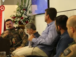 Foto mostra vereadores e representantes da Polícia Ambiental durante reunião sobre ocupações irregulares em São José.
