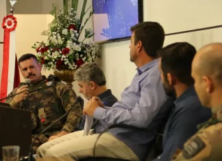 Foto mostra vereadores e representantes da Polícia Ambiental durante reunião sobre ocupações irregulares em São José.