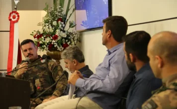 Foto mostra vereadores e representantes da Polícia Ambiental durante reunião sobre ocupações irregulares em São José.