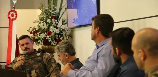 Foto mostra vereadores e representantes da Polícia Ambiental durante reunião sobre ocupações irregulares em São José.
