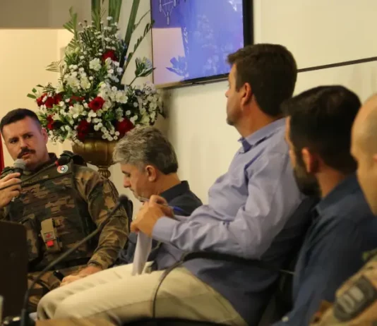Câmara de São José discute ações contra ocupações irregulares Foto mostra vereadores e representantes da Polícia Ambiental durante reunião sobre ocupações irregulares em São José.