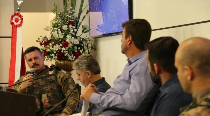 Foto mostra vereadores e representantes da Polícia Ambiental durante reunião sobre ocupações irregulares em São José.