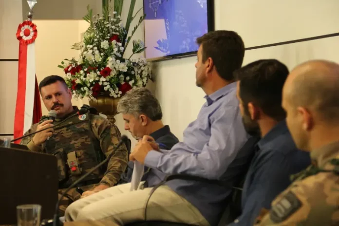 Foto mostra vereadores e representantes da Polícia Ambiental durante reunião sobre ocupações irregulares em São José.