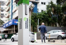 Foto do equipamento SafeXOne instalado em uma faixa de pedestres, mostrando a tecnologia que aumenta a segurança e alerta os motoristas.