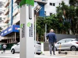 Florianópolis implanta tecnologia para ampliar a segurança em faixas de pedestres Foto do equipamento SafeXOne instalado em uma faixa de pedestres, mostrando a tecnologia que aumenta a segurança e alerta os motoristas.