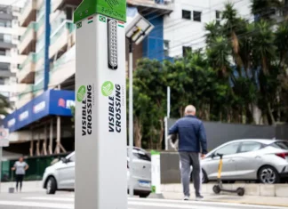 Foto do equipamento SafeXOne instalado em uma faixa de pedestres, mostrando a tecnologia que aumenta a segurança e alerta os motoristas.