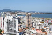 Vista aérea de São José, ilustrando o crescimento urbano e a valorização imobiliária do município.