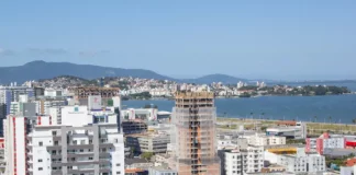 Vista aérea de São José, ilustrando o crescimento urbano e a valorização imobiliária do município.