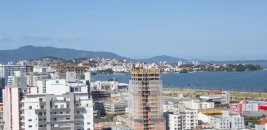 Vista aérea de São José, ilustrando o crescimento urbano e a valorização imobiliária do município.