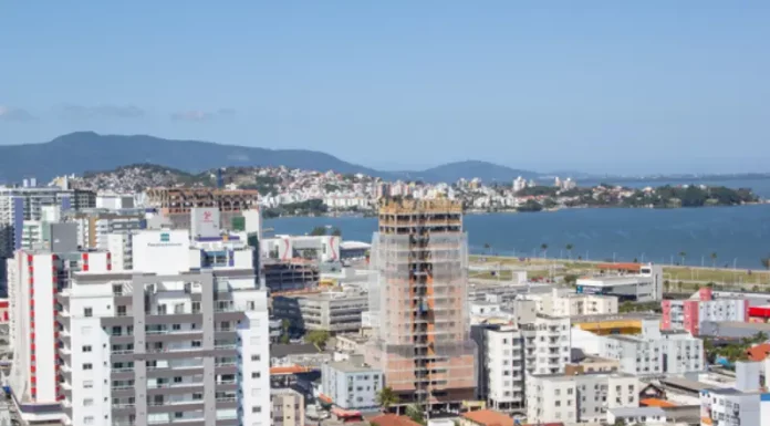 São José tem a maior valorização imobiliária de Santa Catarina Vista aérea de São José, ilustrando o crescimento urbano e a valorização imobiliária do município.