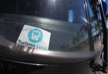 Florianópolis lança Selo Turismo Legal para organizar a circulação de veículos de turismo Parabrisa de um veículo de turismo com o Selo Turismo Legal fixado, indicando que o veículo está credenciado para operar conforme as regras da cidade.