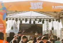 Festival Som & Sol estreia no domingo (16) com programação gratuita no Centro Histórico de São José A imagem mostra o palco principal do festival Som & Sol durante uma apresentação musical, ilustrando a proposta do evento de promover música ao vivo e integração do público em um espaço cultural ao ar livre.