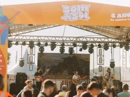 Festival Som & Sol estreia no domingo (16) com programação gratuita no Centro Histórico de São José A imagem mostra o palco principal do festival Som & Sol durante uma apresentação musical, ilustrando a proposta do evento de promover música ao vivo e integração do público em um espaço cultural ao ar livre.